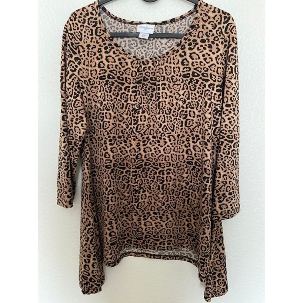 Jaclyn Smith animal print 3/4 sleeve Shark bit hem blouse/Top Size M